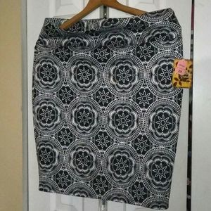 Bodycon pencil skirt that contours your waist